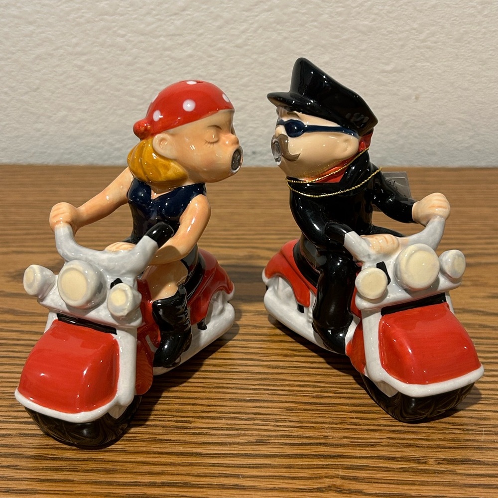 Mwah Magnetic Kissing Motorcyclist Salt & Pepper Shakers - Picture 2 of 10